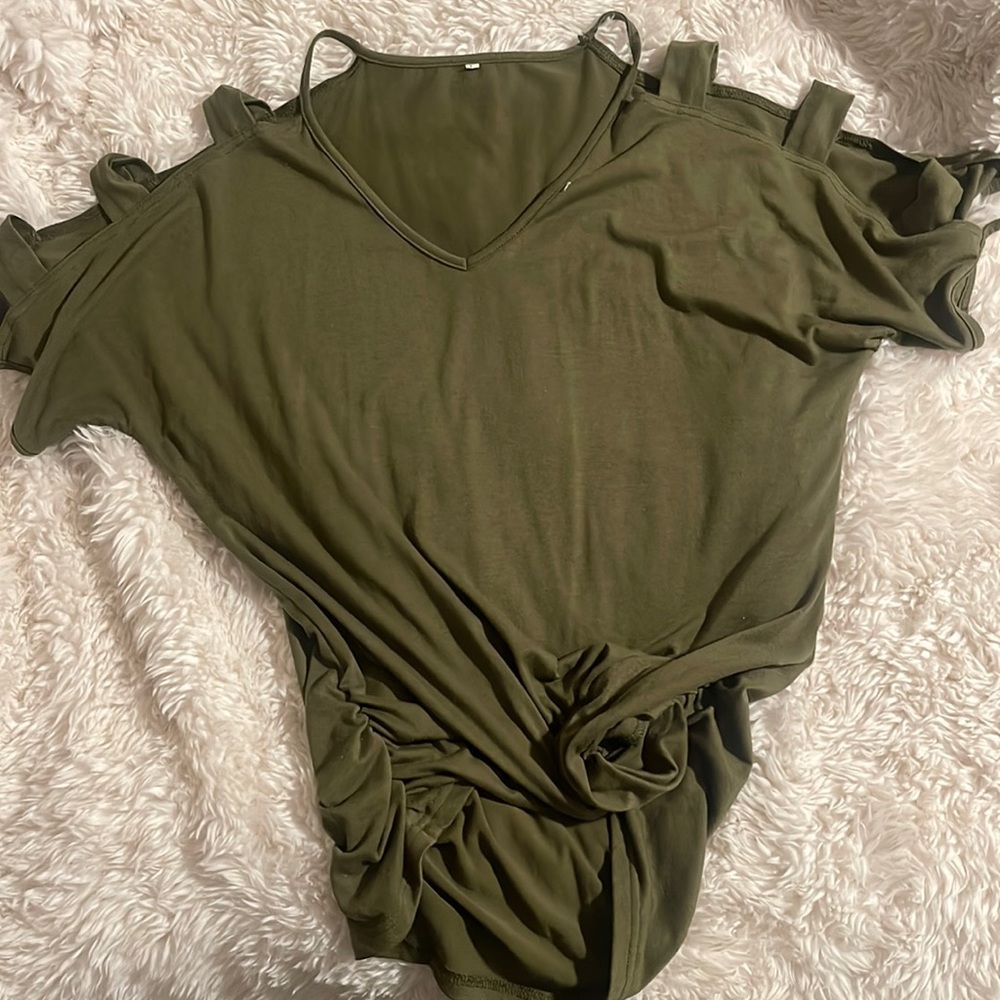 Green short sleeve peekaboo shoulder top